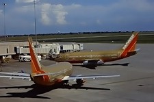 Slide colorido original 35mm do Southwest Boeing 737s N513SW/N54SW em OKC comprar usado  Enviando para Brazil