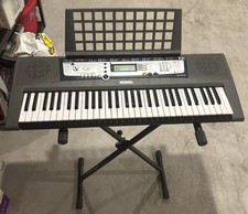 Teclado electrónico Yamaha con soporte y soporte para partituras segunda mano  Embacar hacia Mexico