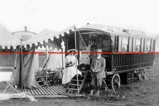 F004412 Um homem e uma mulher estão ao lado de uma grande caravana 1905 comprar usado F004412 Um homem e uma mulher estão ao lado de uma grande caravana 1905 comprar usado  Enviando para Brazil