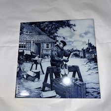 Azulejo azul Delft representando um fabricante de tamancos holandês no trabalho. comprar usado  Enviando para Brazil