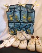 Organizador de caddy de sapatos infantis vintage dos anos 60 com 4 pares de botas brancas para crianças comprar usado  Enviando para Brazil