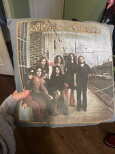 Travesseiro decorativo Lynard Skynard, usado comprar usado Travesseiro decorativo Lynard Skynard, usado comprar usado  Enviando para Brazil