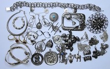 LOTE de BRINCOS BROCHES MEDALHAS DE PRATA ESTERLINA 131 gramas, usado comprar usado  Enviando para Brazil