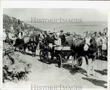 Foto de prensa 1967 La reina Isabel y su familia disfrutan de un paseo en carro de pony en Tresco. segunda mano  Embacar hacia Mexico
