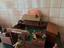 Fort. .figurines.fort. .bois. d'occasion  Saint-James