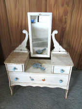CÔMODA PENTEADEIRA DE MADEIRA TAMANHO BONECA INFANTIL VINTAGE COM ESPELHO ANEXADO E UM ESPELHO DE MÃO DE BONECA comprar usado  Enviando para Brazil