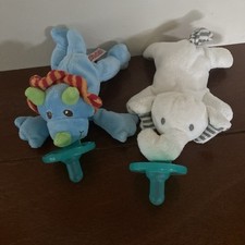 Mary Meyer WubbaNub lote de 2 chupetas elefante branco dinossauro azul Binky lovey comprar usado  Enviando para Brazil