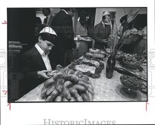 1985 Press Photo mesa para sala de jantar coberta com comida na celebração da circuncisão, usado comprar usado  Enviando para Brazil