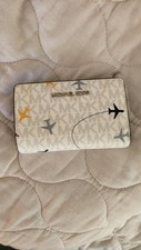 Carteira Michael Kors jet set viagem couro avião impressão zíper dobrável óptica branca comprar usado  Enviando para Brazil
