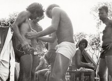 MASSAGEM DE AMIGO Estranho engraçado vintage gay int foto cara jovem praia bojo +9327 comprar usado  Enviando para Brazil