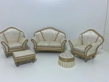 CONJUNTO CLÁSSICO CREME DOURADO ARTESANAL LYNTEL SOFÁ E CADEIRAS E ESCABELO CASA DE BONECAS comprar usado  Enviando para Brazil