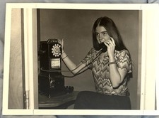 Foto vintage década de 1960 menina na cabine telefônica Immaculata escola preparatória Washington DC, usado comprar usado  Enviando para Brazil