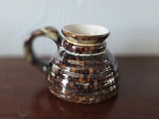 Caneca ou jarro de cerâmica feito à mão com esmalte marrom e creme., usado comprar usado Caneca ou jarro de cerâmica feito à mão com esmalte marrom e creme., usado comprar usado  Enviando para Brazil