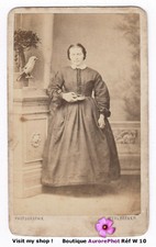 Woman posing next d'occasion  Expédié en Belgium