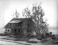 Casa de madeira abandonada em palafitas e casa de cachorro ao lado foto encontrada P+W VB161 comprar usado  Enviando para Brazil