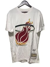 Camiseta Miami Heat Mitchell & Ness x UNKNWN NBA MEDIANA Logo Grande Arte Blanca segunda mano  Embacar hacia Argentina