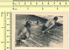 Usado, 118 Dois Homens Sem Camisa Voltados Sem Camisa Saída Piscina Beach Guys Foto Vintage Abstrata comprar usado  Enviando para Brazil