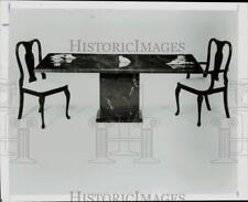 1986 Press Photo Uma mesa de jantar feita de granito real com duas cadeiras de jantar comprar usado  Enviando para Brazil