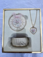 Conjunto de regalo clásico de joyero y colgante Lenox con adornos de oro marfil flores a juego segunda mano  Embacar hacia Mexico