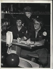 Usado, 1981 Press Photo membros da equipe de boliche feminina na pista de boliche de Nova York comprar usado  Enviando para Brazil