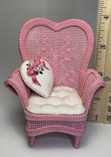 Usado, Cadeira de bordado de vime miniatura exclusiva para casa de bonecas artesanal Marjorie Meyer 1:12 comprar usado Usado, Cadeira de bordado de vime miniatura exclusiva para casa de bonecas artesanal Marjorie Meyer 1:12 comprar usado  Enviando para Brazil