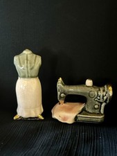 Máquina de costura em miniatura vintage Arcadia e agitadores de sal e pimenta em forma de vestido  comprar usado  Enviando para Brazil