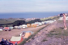 Slide de grande formato - Mulher com vista para caravana e acampamento, Woolacombe, década de 1960, usado comprar usado  Enviando para Brazil