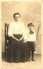 Cartão postal foto de uma mulher sentada em uma cadeira com seu filho ao seu lado comprar usado  Enviando para Brazil