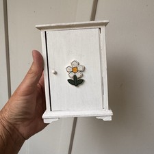 Usado, Guarda-roupa miniatura para casa de bonecas 4” X 5,5”t armário de madeira branco porta flor comprar usado  Enviando para Brazil
