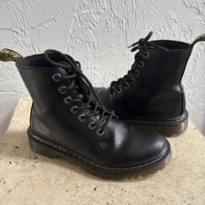 Black doc martens d'occasion  Expédié en Belgium