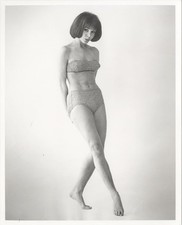 Biquíni Judy Carne 1960's Busty Leggy descalço pin up rir em foto vintage 8x10 comprar usado  Enviando para Brazil