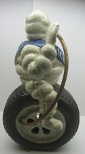 Michelin homem sentado em um pneu com mangueira explodindo o pneu comprar usado  Enviando para Brazil