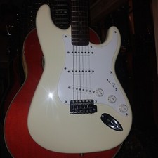 SQUIER by FENDER STRATOCASTER comprar usado SQUIER by FENDER STRATOCASTER comprar usado  Enviando para Brazil