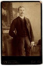 Cartão de armário por volta de 1890 Oville homem bonito com bigode Galt Ontario, usado comprar usado  Enviando para Brazil