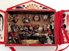 Antiga loja de máscaras de arte popular peruana Retablo vermelha miniatura caixa de fósforos diorama comprar usado  Enviando para Brazil