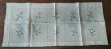 Toalha de mesa antiga de linho ecru bordada dias 40 X 90 cm comprar usado Toalha de mesa antiga de linho ecru bordada dias 40 X 90 cm comprar usado  Enviando para Brazil
