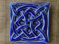 Display de mesa ou cabide de parede de nó celta cerâmica azul 53/4" assinado Graham comprar usado  Enviando para Brazil