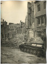 FOTO DE IMPRENSA DA SEGUNDA GUERRA MUNDIAL: ARMA AUTOPROPULSADA RUSSA SU-76 EM BERLIM DESTRUÍDA, MAIO DE 1945 comprar usado  Enviando para Brazil
