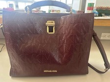 Autêntica bolsa tiracolo Michael Kors Penelope MK em relevo píton preta comprar usado Autêntica bolsa tiracolo Michael Kors Penelope MK em relevo píton preta comprar usado  Enviando para Brazil