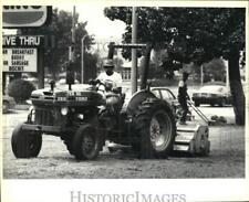 Tractores fotográficos de prensa 1991 - Trabajador de la ciudad corta el suelo a lo largo de Elysian Fields, usado segunda mano  Embacar hacia Argentina