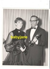 FOTO PROD HAVAÍ 1968 PRÊMIOS ACADEMIA JULIE ANDREWS WALTER MIRISCH ORIGINAL 8X10 comprar usado  Enviando para Brazil