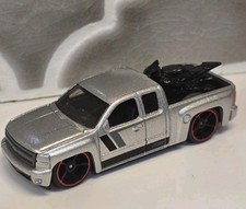 Caminhão Hot Wheels Chevy Silverado com motocicleta. Prata rebaixada C3, usado comprar usado  Enviando para Brazil