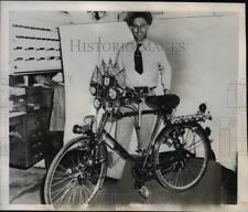 1946 Press Photo Frank A. Batta exibe bicicleta inglesa - nee24478 comprar usado  Enviando para Brazil