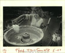 Usado, 1982 Press Photo Beverly Schubert faz algodão doce no Katy, TX Rice Festival comprar usado  Enviando para Brazil