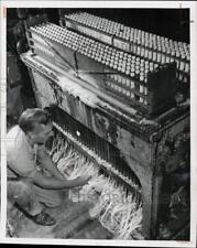 1949 Press Photo Man inspeciona pavios alimentados em uma máquina de modelagem de velas domésticas comprar usado  Enviando para Brazil