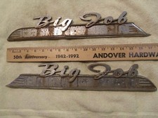 Par de Ford Big Job 700 Capô Emblema Lateral Vintage 1957-8 #16720-A LH, 16721-A RH comprar usado  Enviando para Brazil