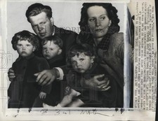 Foto de prensa de 1946 Jack Warner con Norah Carpenter y sus hijos en Nueva York segunda mano  Embacar hacia Mexico