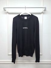 Vetements black lettering d'occasion  Expédié en Belgium