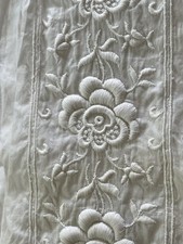 Embroidered white batiste d'occasion  Expédié en Belgium
