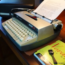 Máquina de escrever Smith-Corona Electra 110 com estojo + fita fresca, funcionando perfeitamente. comprar usado  Enviando para Brazil